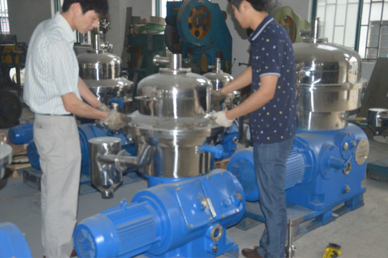 500 KG Δυνατότητα 1000L/H διαχωριστής κρέμας γάλακτος με αυτόματο καθαρισμό 2200*1350*1150mm