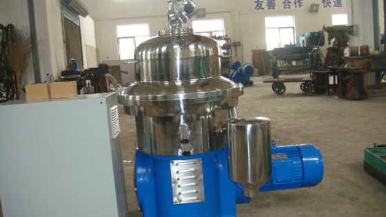 500 KG Δυνατότητα 1000L/H διαχωριστής κρέμας γάλακτος με αυτόματο καθαρισμό 2200*1350*1150mm