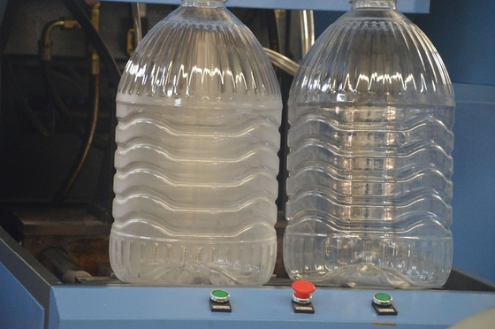 1250kg ημιαυτόματη 6L μηχανή χύτευσης μπουκαλιών PET για τη βιομηχανία συσκευασίας νερού