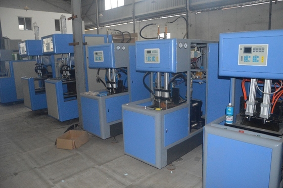 1250 KG Εγκριθείσα από την CE ημιαυτόματη μηχανή ψεκασμού μπουκαλιών PET 2L για τις απαιτήσεις των πελατών