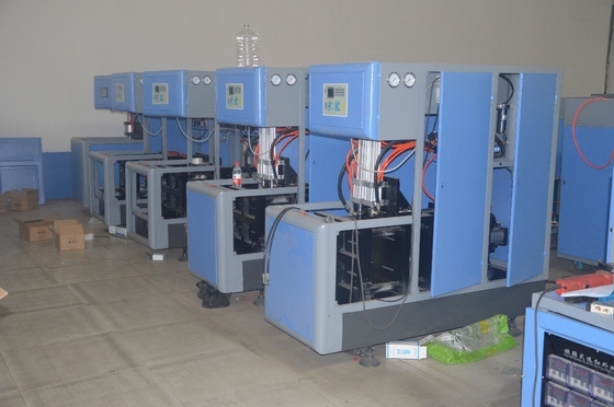 1250 KG Εγκριθείσα από την CE ημιαυτόματη μηχανή ψεκασμού μπουκαλιών PET 2L για τις απαιτήσεις των πελατών