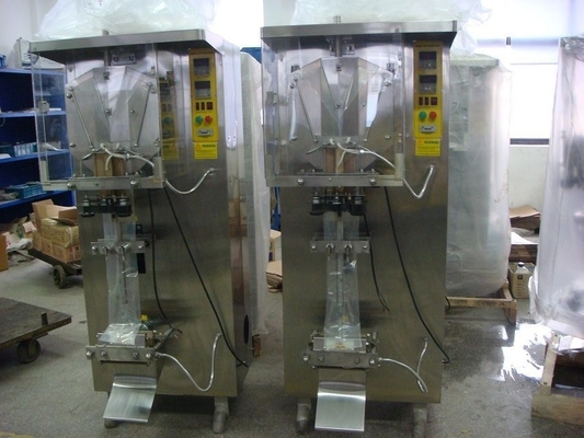 Μηχανές πλήρους αυτόματης λειτουργίας 3000b/h για τη συμπλήρωση και τη σφράγιση νερού σε σάκετα για χυμούς