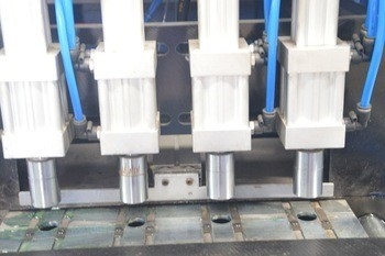 470mm Max.Bottle Height Semi Auto 4 Cavities ΠΕΤ μπουκάλι τεντώματος σφυρηλατητή μηχανή